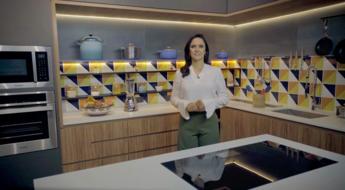 Carla Cecato no especial Mitos e Verdades, da Record TV: retorno ao trabalho após 4 meses afastada (Divulgação/Record TV)