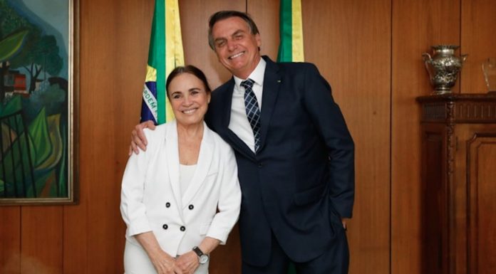 Regina Duarte em almoço com o presidente Jair Bolsonaro: Globo incomodada com falta de comunicação da atriz sobre "noivado" com Governo (Divulgação/Governo Federal)